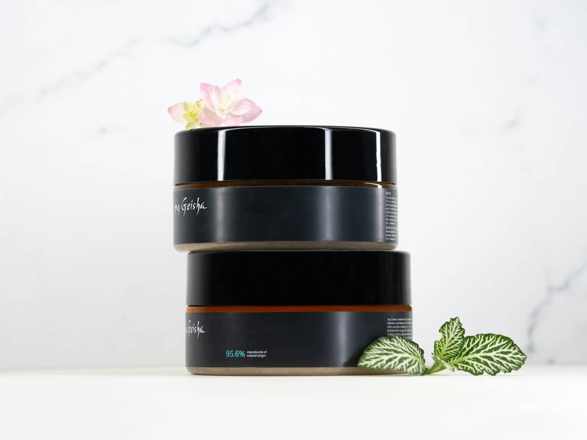 Infographic showing how organic smoothie ingredients like blueberries, flaxseed, and matcha reduce skin inflammation and boost collagen