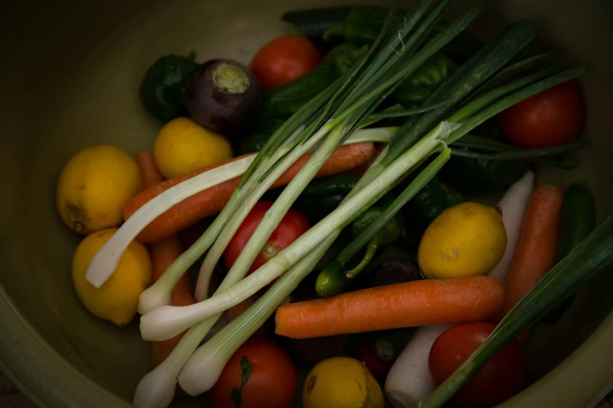 Infographic showing key nutrients in natural smoothie blends for skin: vitamin C from berries, omega-3s from chia seeds, silica from cucumber, zinc from pumpkin seeds