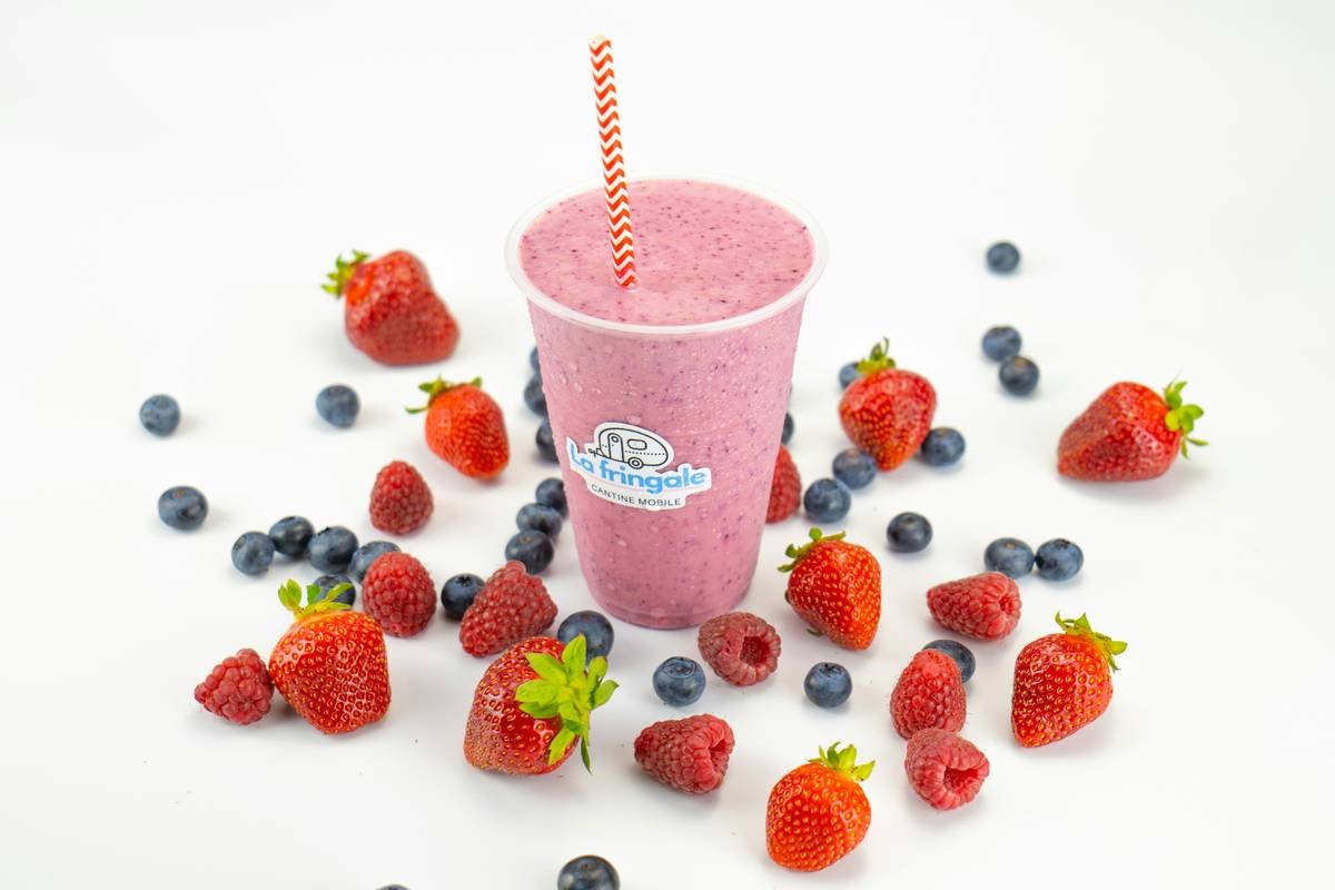 Infographic comparing clean vs. problematic ingredients in organic fitness shakes