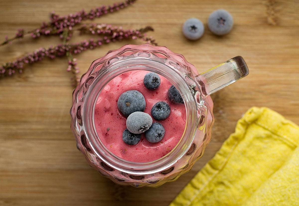 Why Your Skin Glows After a Natural Berry Smoothie (And How to Make the Perfect One)