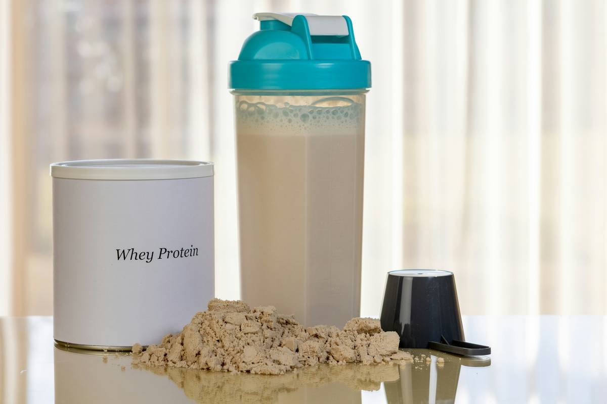 Comparison chart showing inflammatory vs. skin-friendly ingredients in organic muscle shake blends