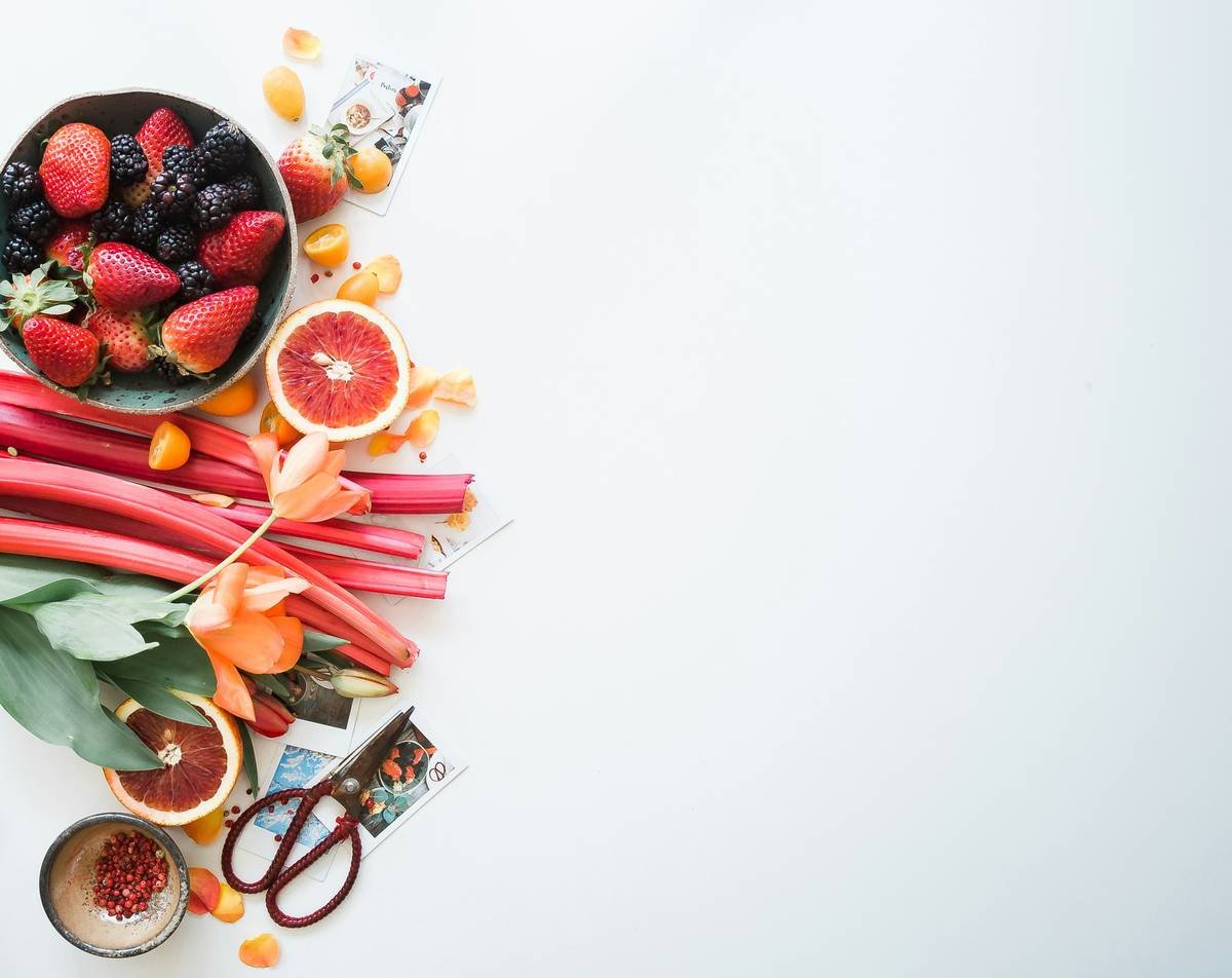 Infographic comparing sugar content and antioxidant levels in 5 common smoothie bases: store-bought 'natural' blend, homemade organic fruit puree, coconut water, oat milk, and apple juice concentrate. Highlights that organic fruit puree has lowest sugar and highest polyphenols.