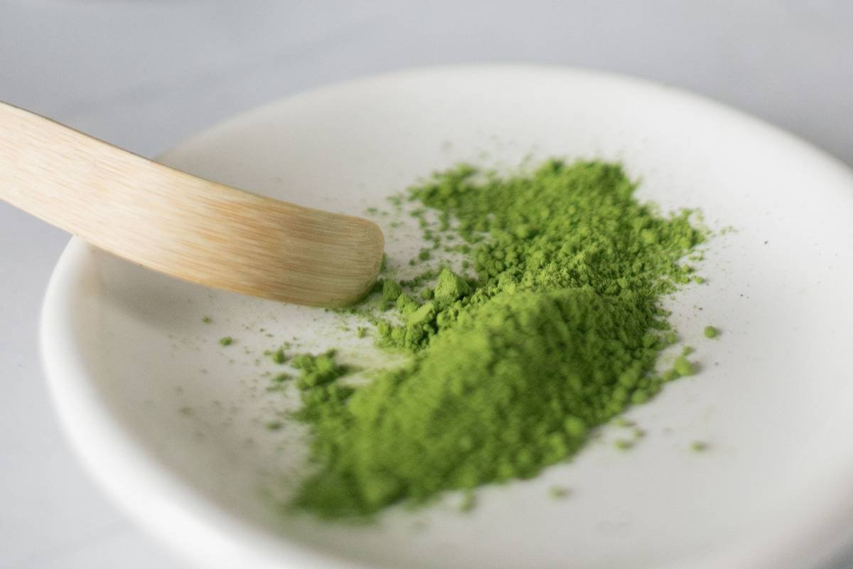 Infographic showing key ingredients in natural green smoothie powder: spinach, kale, spirulina, chlorella, moringa, wheatgrass, with icons indicating anti-inflammatory, detoxifying, and antioxidant benefits